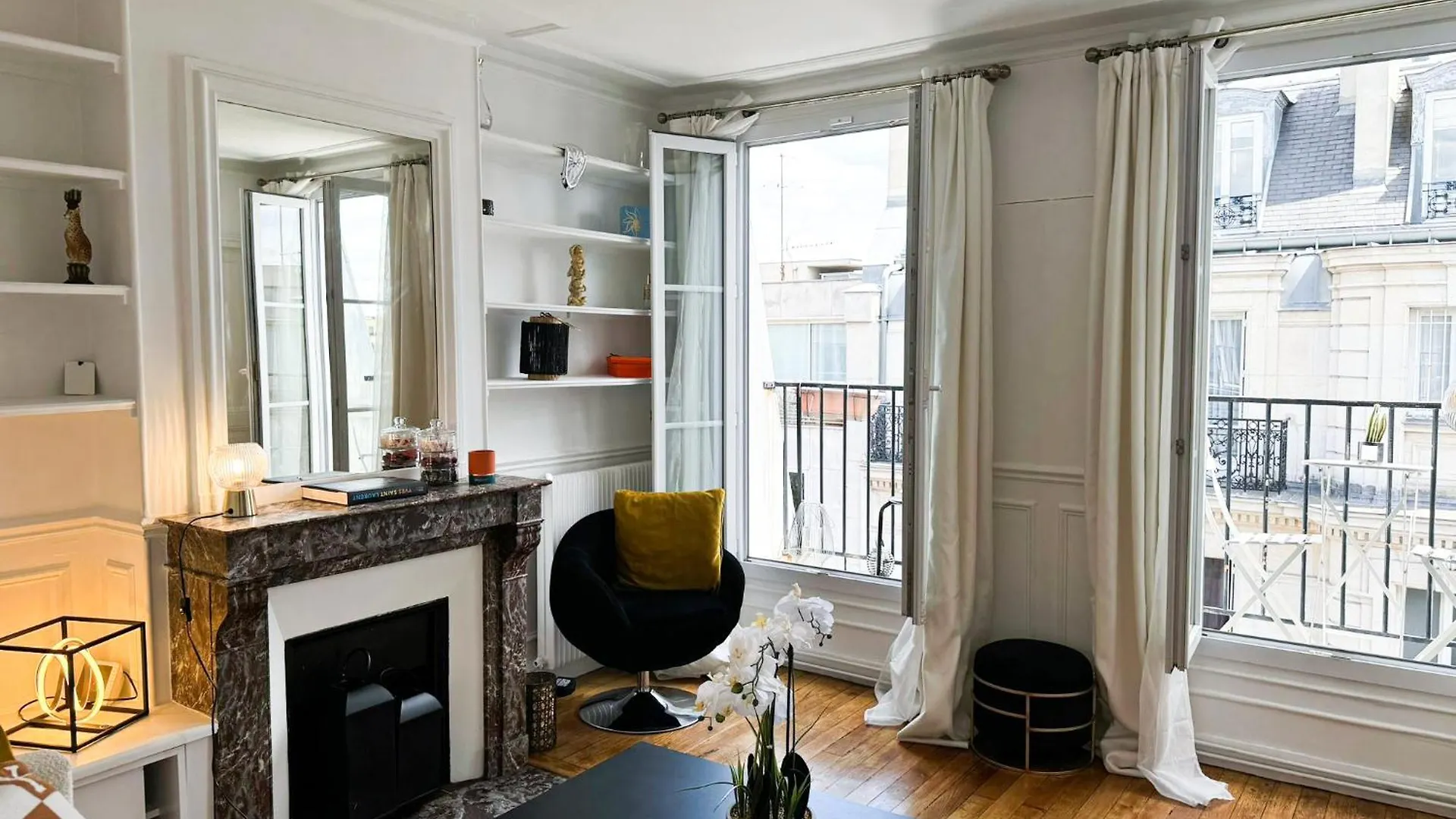 Appart Classique, Balcon Et Vue Sur La Tour Eiffel Paris Frankreich