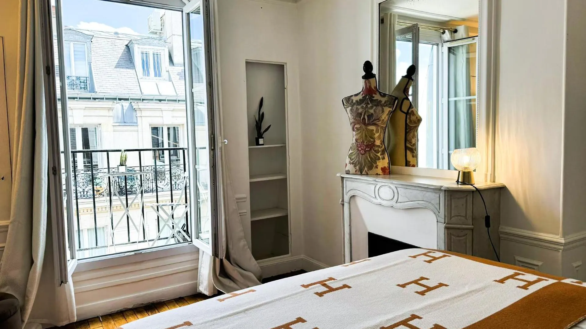 Appart Classique, Balcon Et Vue Sur La Tour Eiffel Paris Apartment