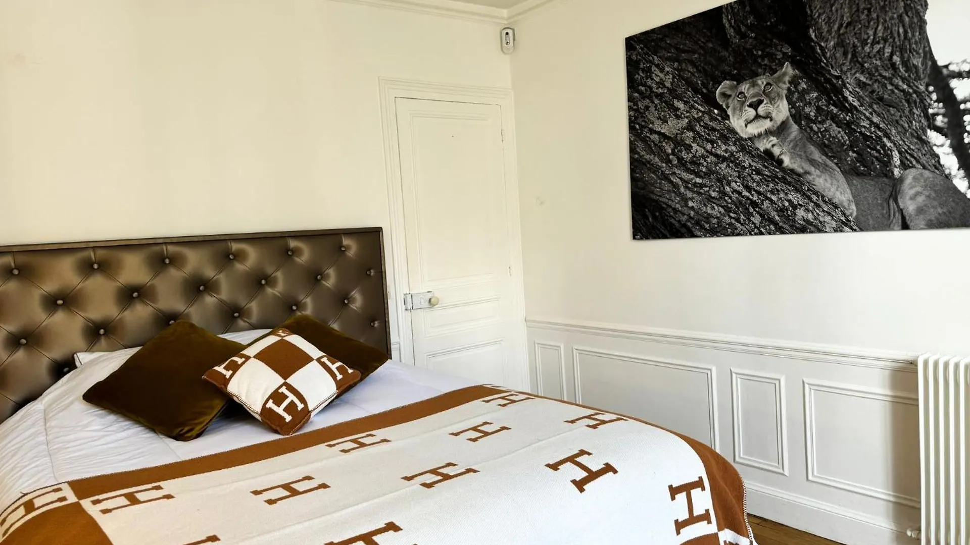Appart Classique, Balcon Et Vue Sur La Tour Eiffel contacts