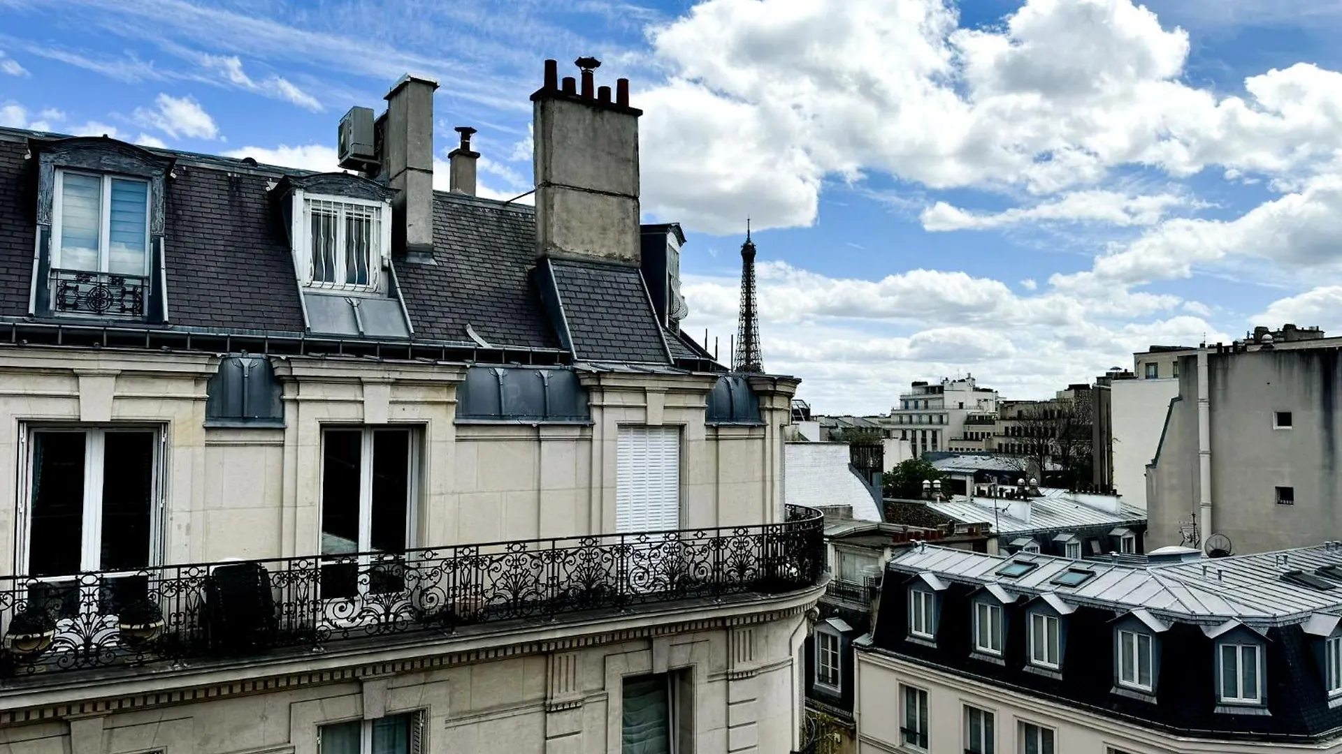 Appart Classique, Balcon Et Vue Sur La Tour Eiffel Paris